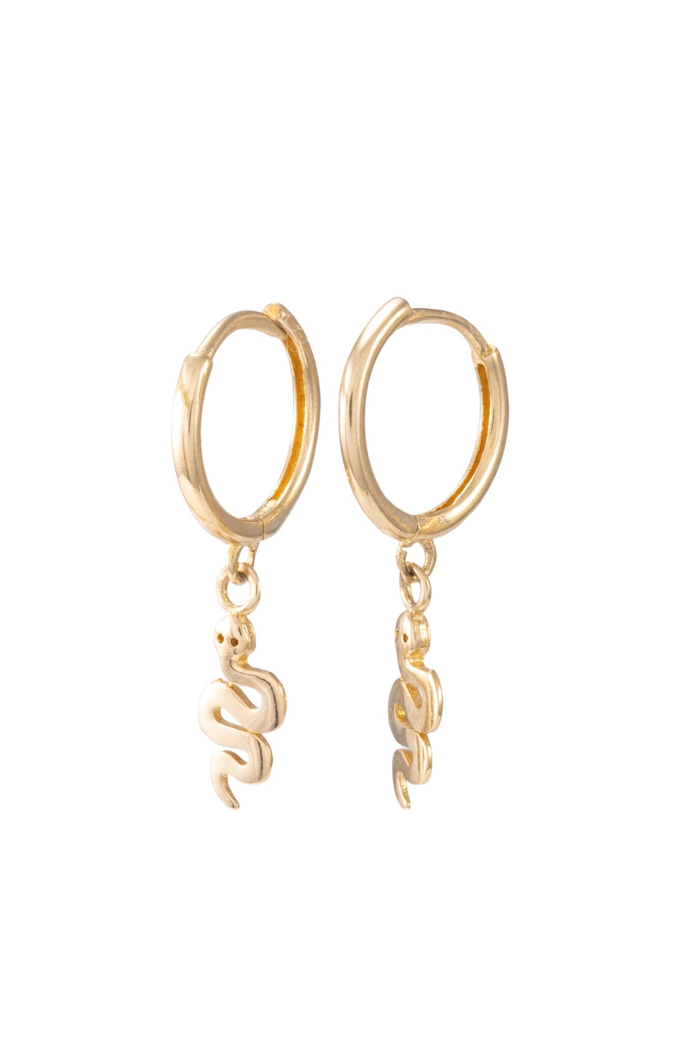 Huggie de oro sólido en 10 kilates con dije de serpiente placa lisa..png