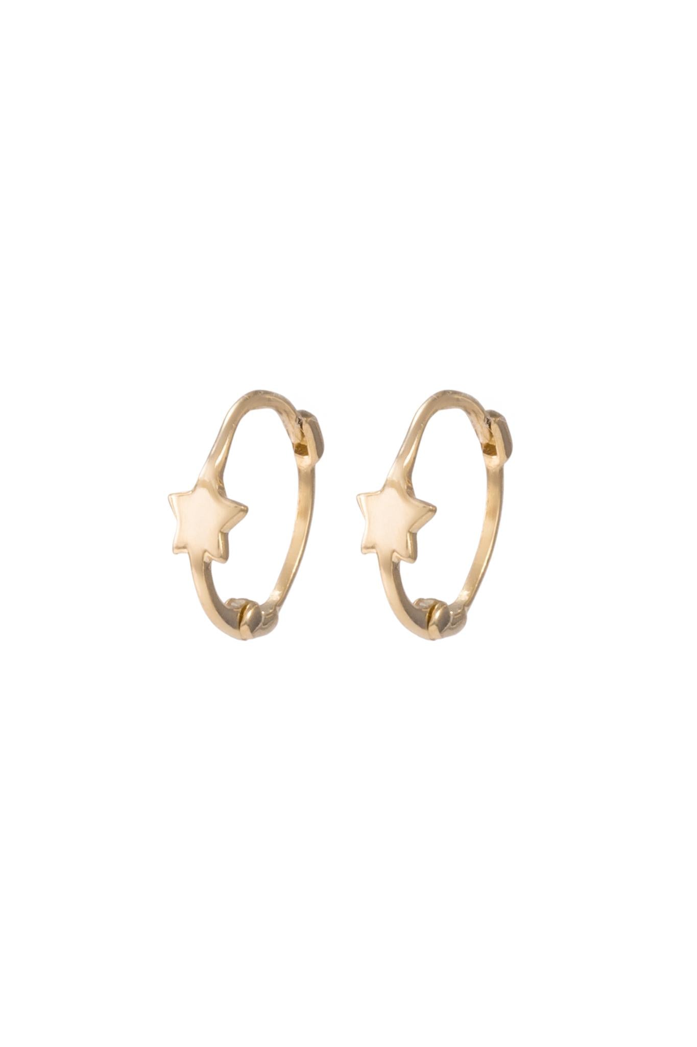 Huggie de oro sólido en 10 kilates con estrella placa lisa..png