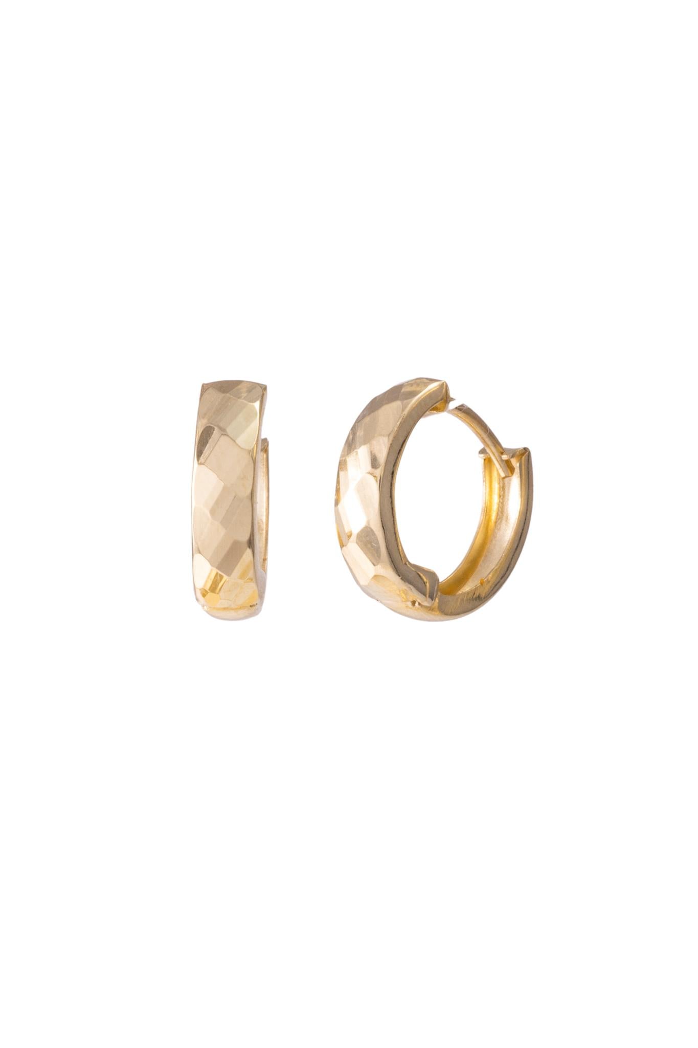 Huggie de oro sólido en 10 kilates con mitad lisa .png