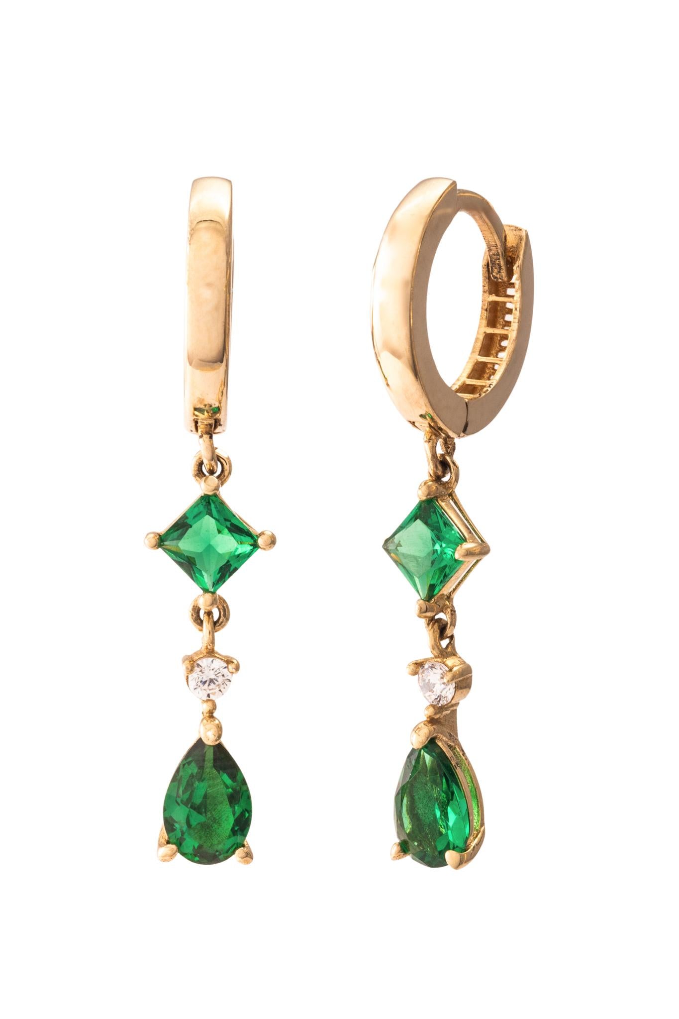 Huggie de oro solido en 10 kilates con tres zirconias colgando dos verdes y una blanca.png