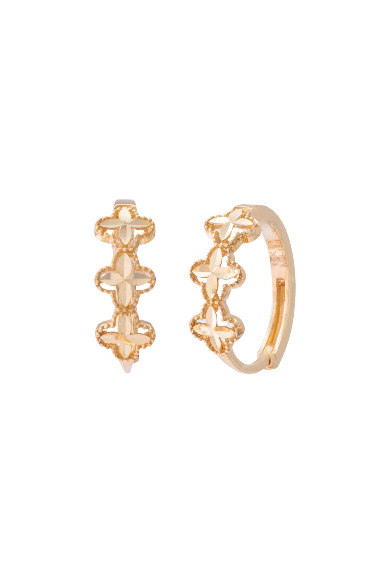 Huggie de oro solido en 10 kilates con un contorno de flor de 4 petalos.png