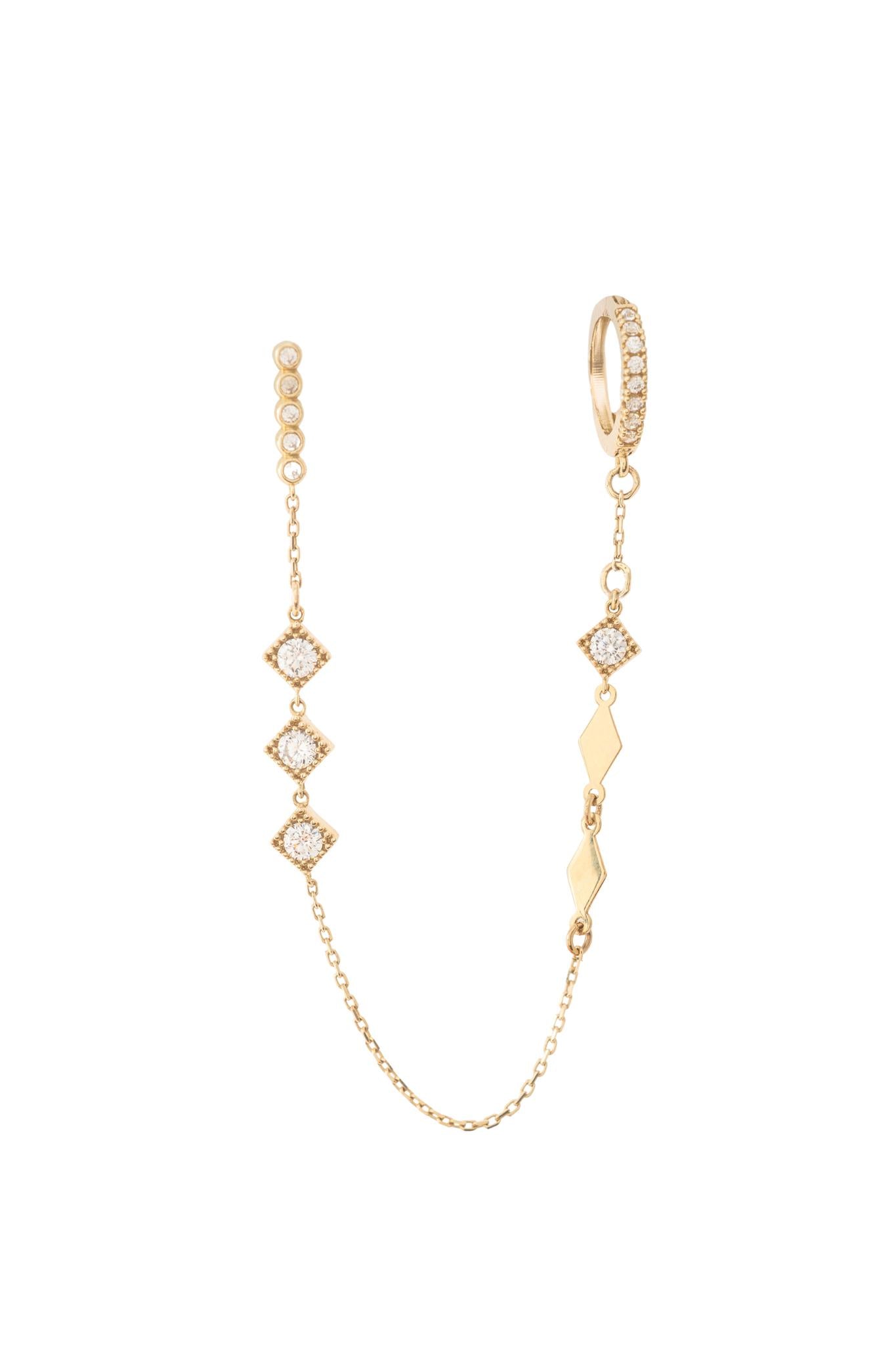 Huggie de oro solido en 10 kilates con un contorno de zirconia con una cadena colgando con zirconias cuadradas blancas y al finalizar un arete de bolitas de zirconias .png