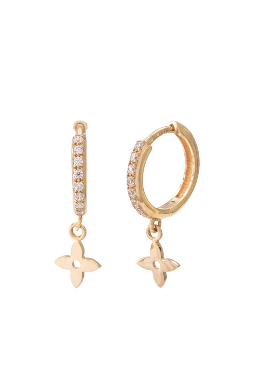 Huggie de oro solido en 10 kilates con un contorno de zirconia y una flor de 4 petalos.png