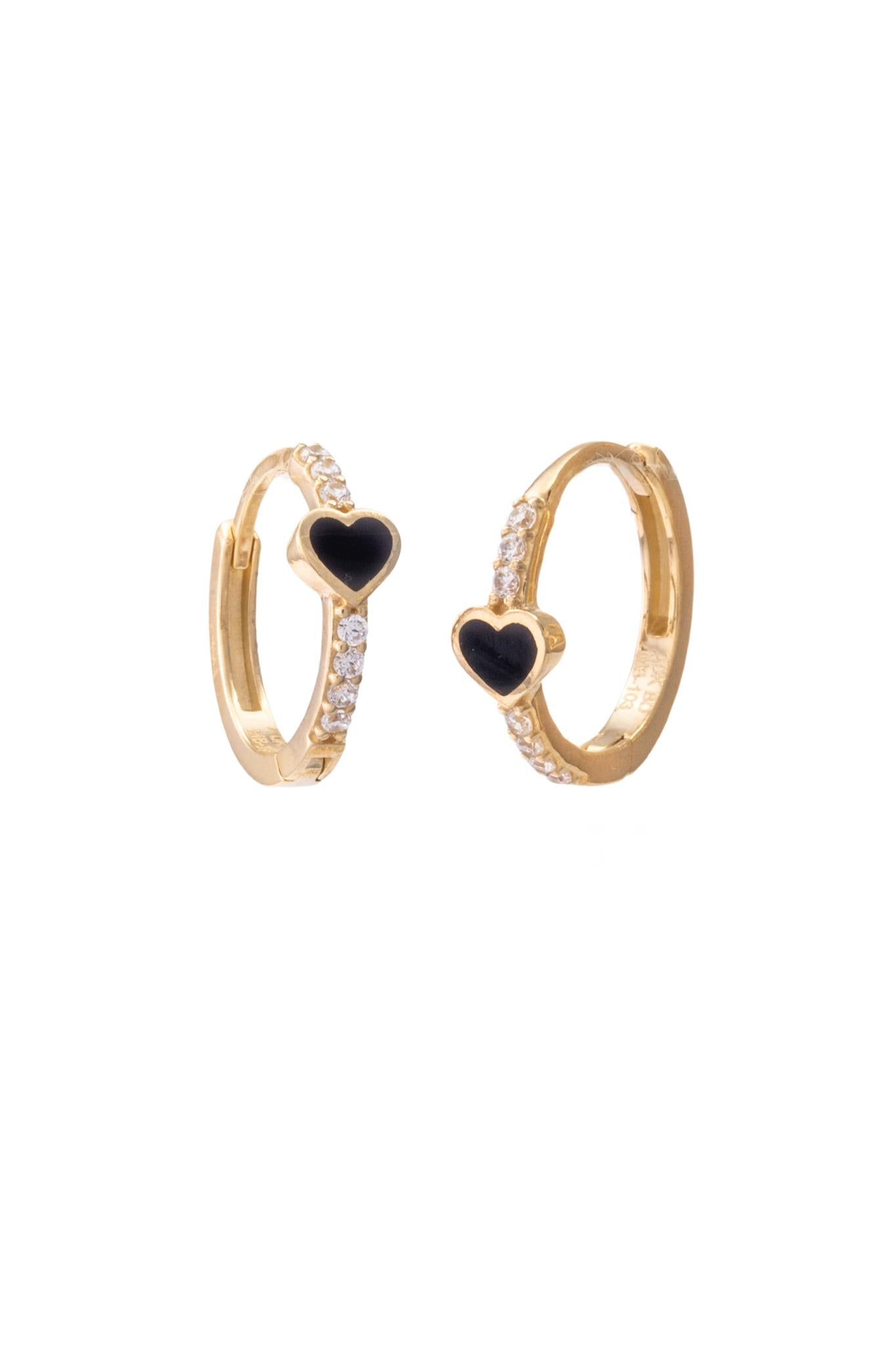 Huggie de oro solido en 10 kilates con un corazón negro en el centro y zirconia al rededor.png