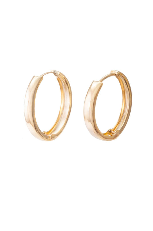 Huggie de oro solido en 10 kilates con un estilo diamantado .png