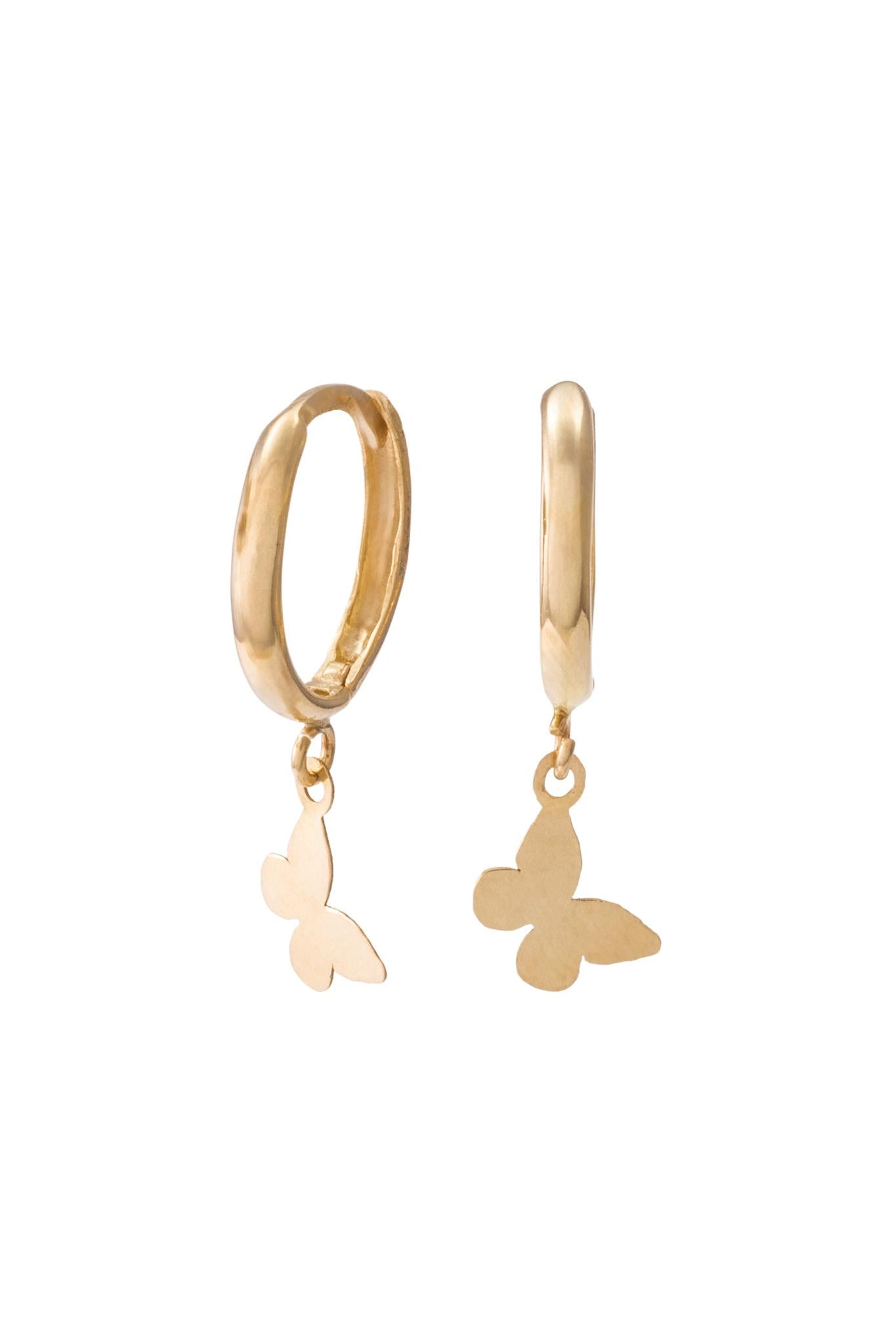 Huggie de oro solido en 10 kilates con un estilo sencillo  redondo con una mariposa lisa.png