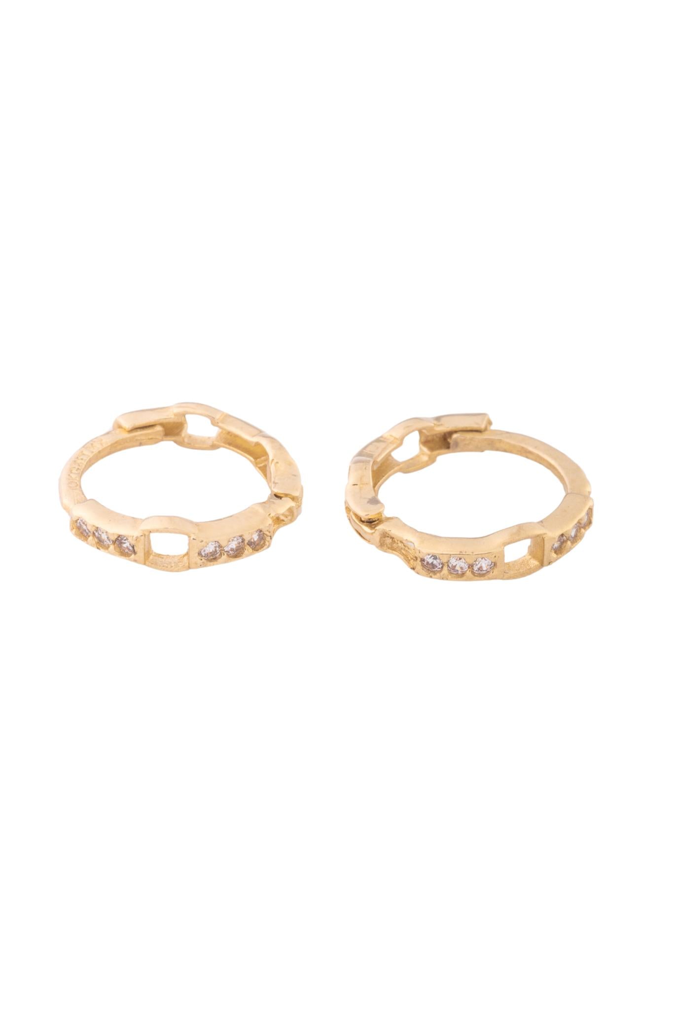 Huggie de oro solido en 10 kilates con un estilo tiffany en parte liso y zirconia.png