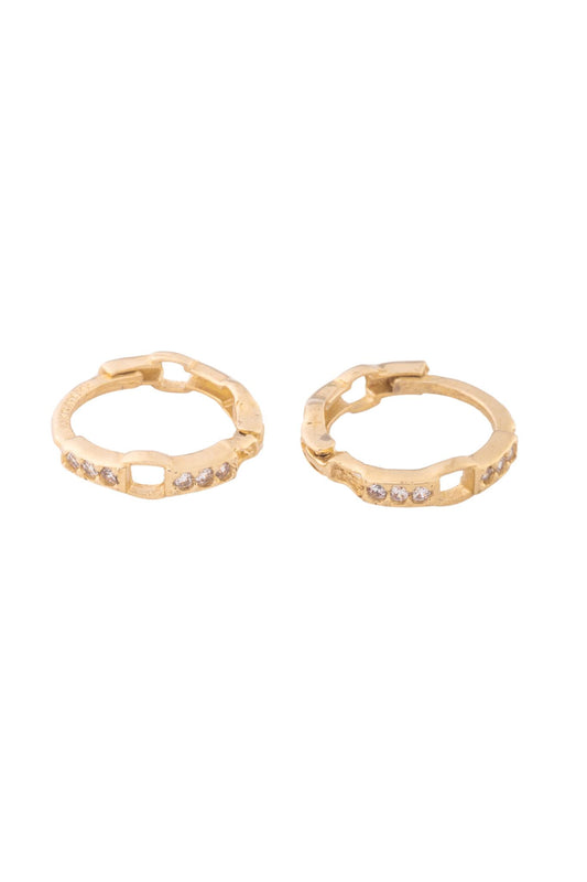 Huggie de oro solido en 10 kilates con un estilo tiffany en parte liso y zirconia.png