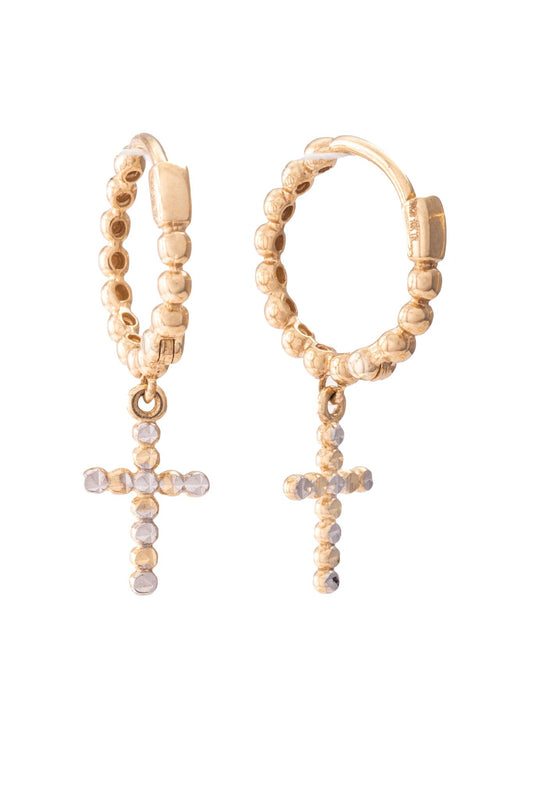 Huggie de oro solido en 10 kilates con una cruz estilo diamantado.png