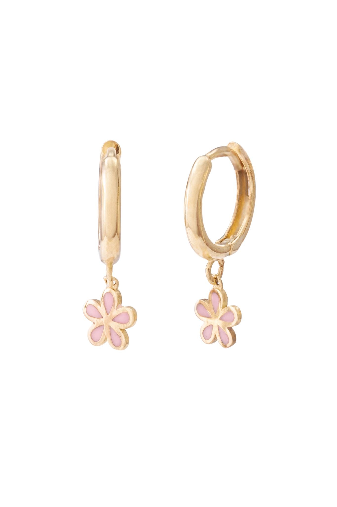 Huggie de oro solido en 10 kilates con una flor rosa pastel colgando.png