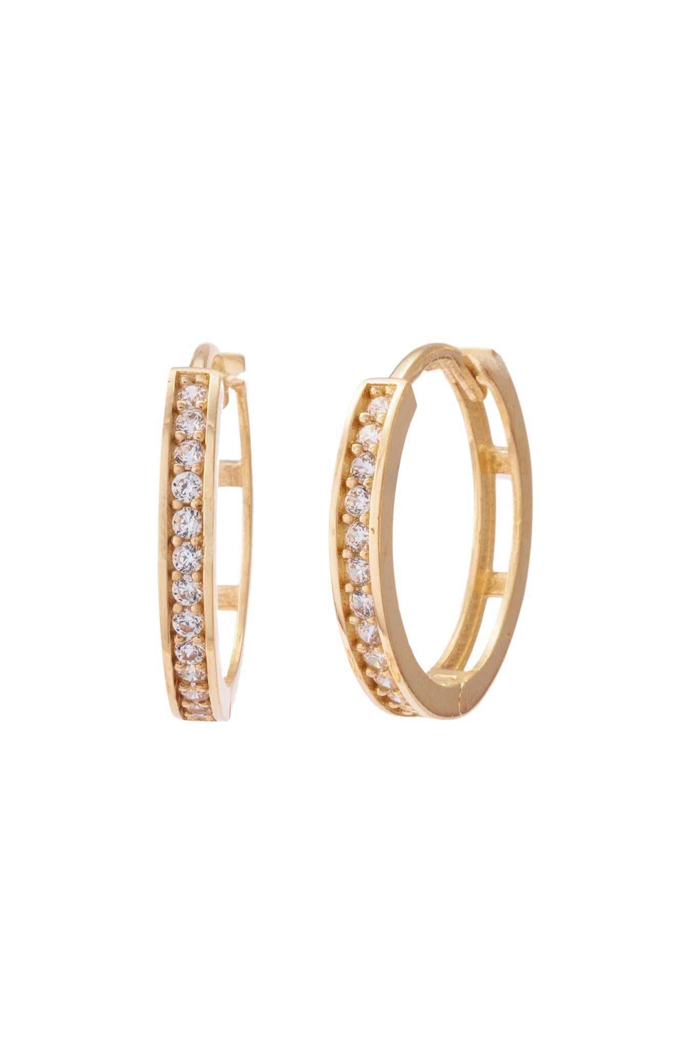 Huggie de oro solido en 10 kilates con zirconia en el centro y liso grande.png