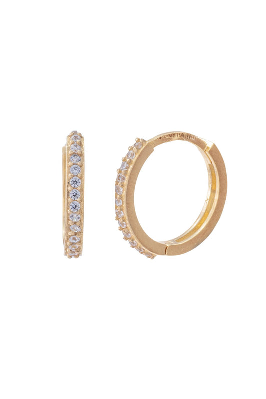 Huggie de oro sólido en 10 kilates con zirconias y detrás hueco en cuadros..png
