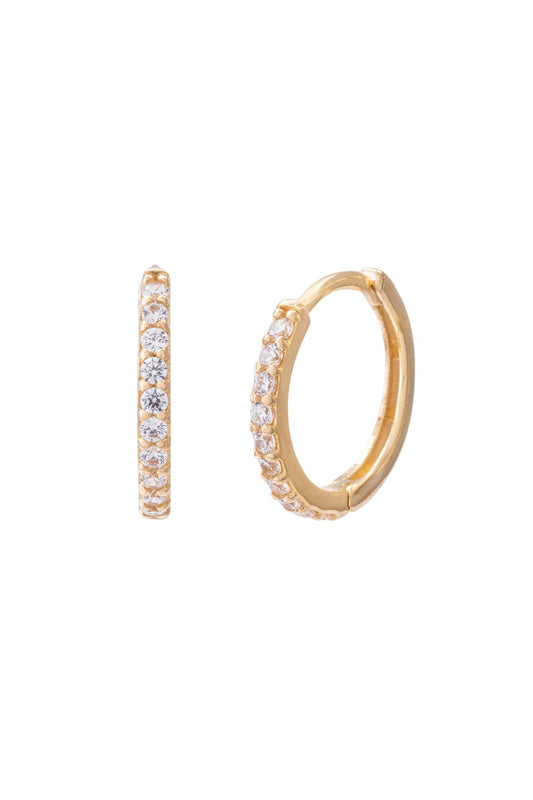 Huggie de oro sólido en 10 kilates con zirconias y detrás sólido liso..png