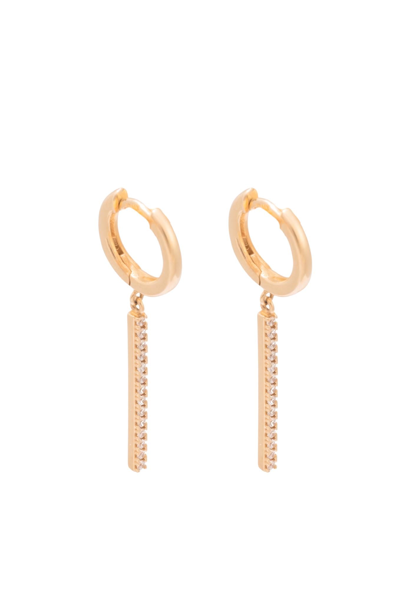 Huggie de oro sólido en 14 kilates con barra de zirconias colgante..png