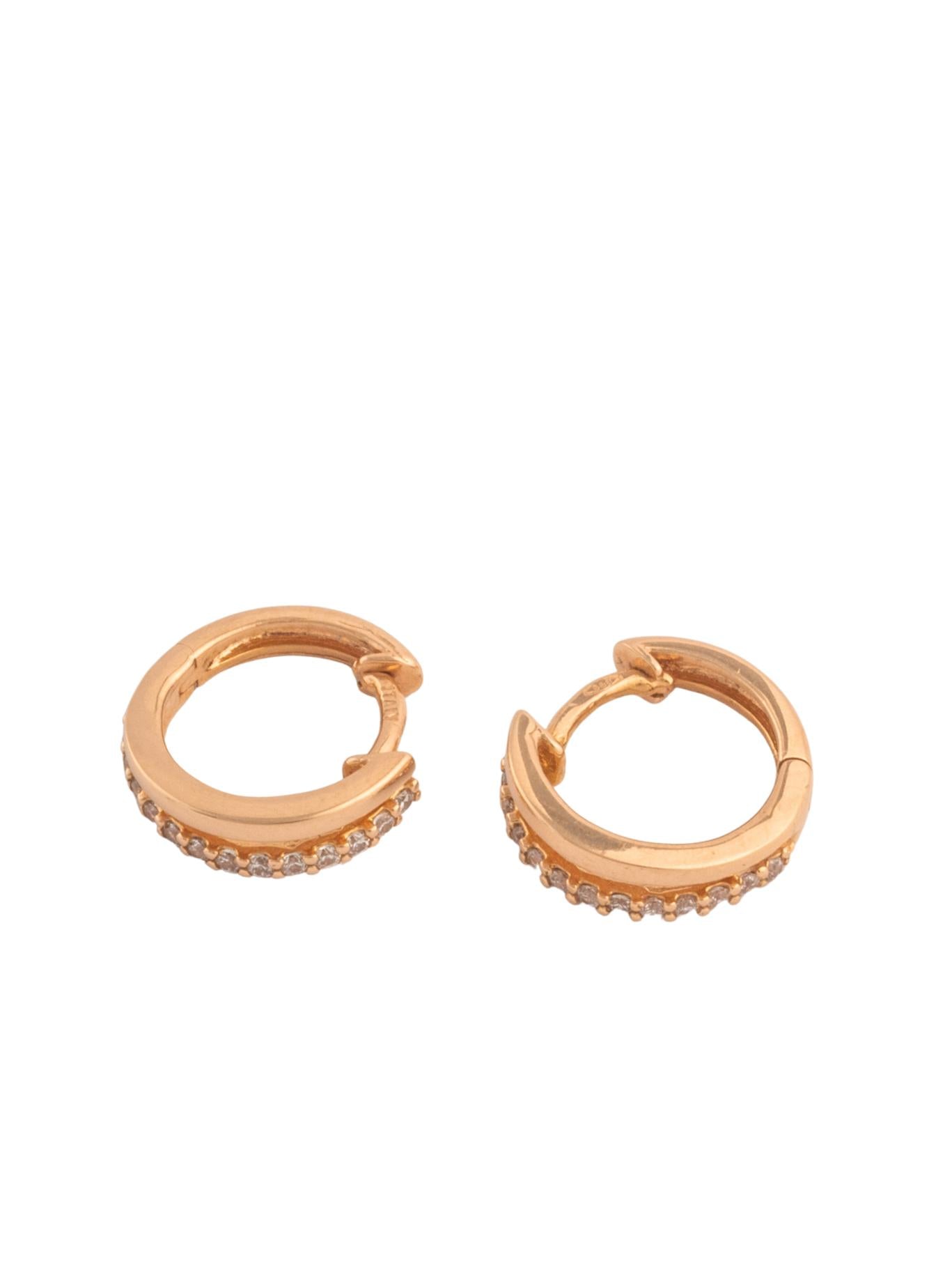 Huggie de oro sólido en 14 kilates con forma doble lisa y de zirconias en oro rosa..png