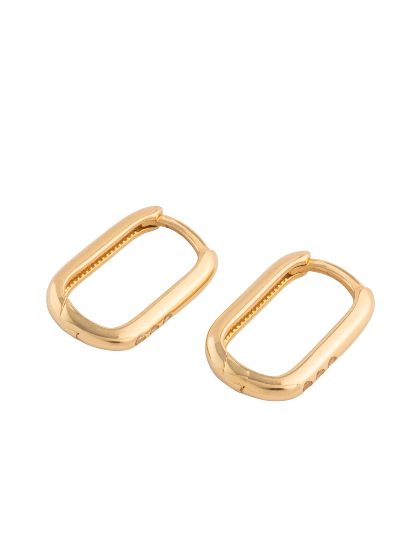 Huggie de oro sólido en 14 kilates con forma ovalado liso y tres zirconias oro rosa..png