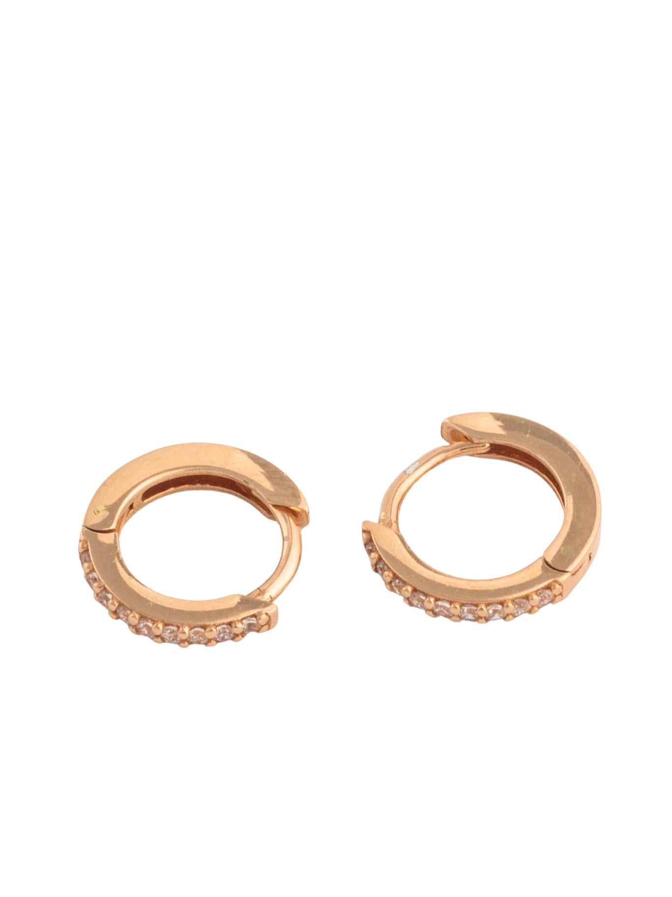 Huggie de oro sólido en 14 kilates con zirconias blancas montado en oro rosa..png