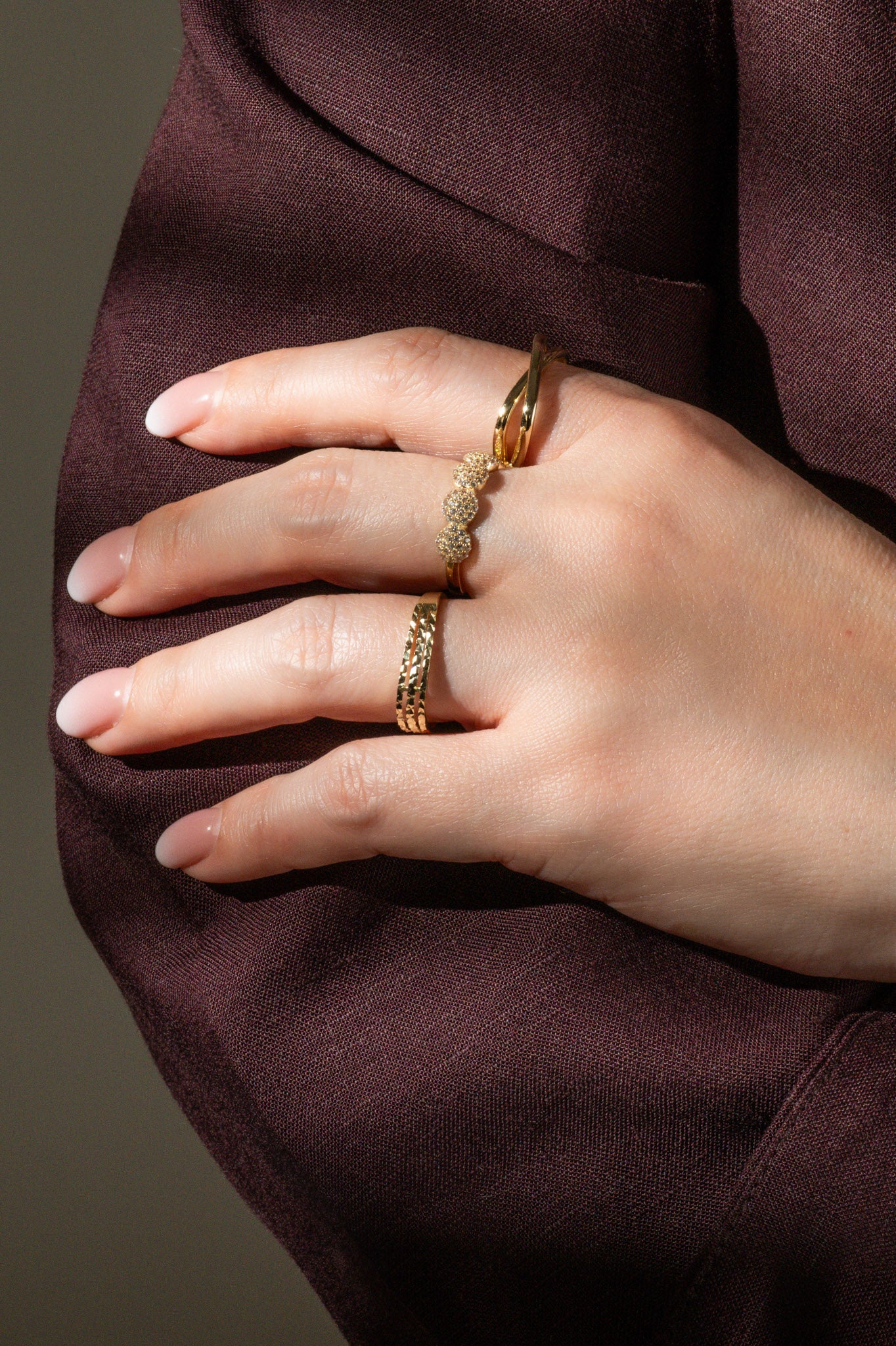 Anillo en 10 kilates con tiras lisas en X