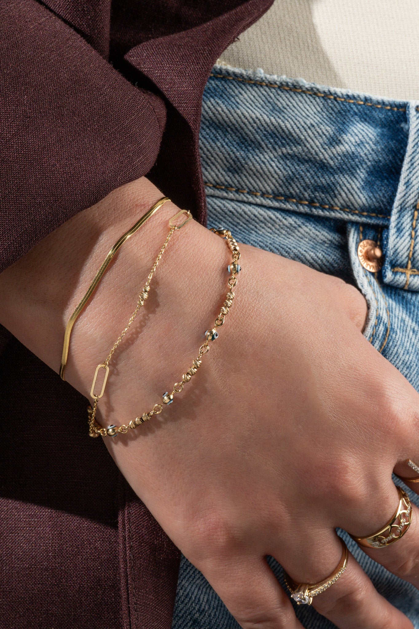 Pulsera en 10 kilates con eslabones alargados y bolitas diamantadas