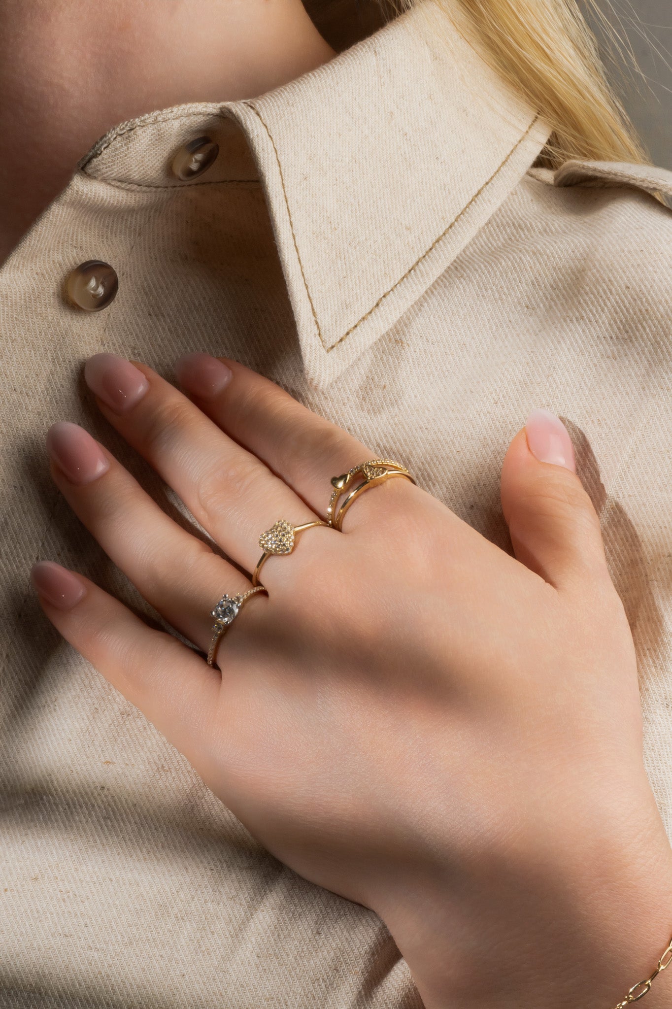 Anillo en 10 kilates con corazón de zirconias