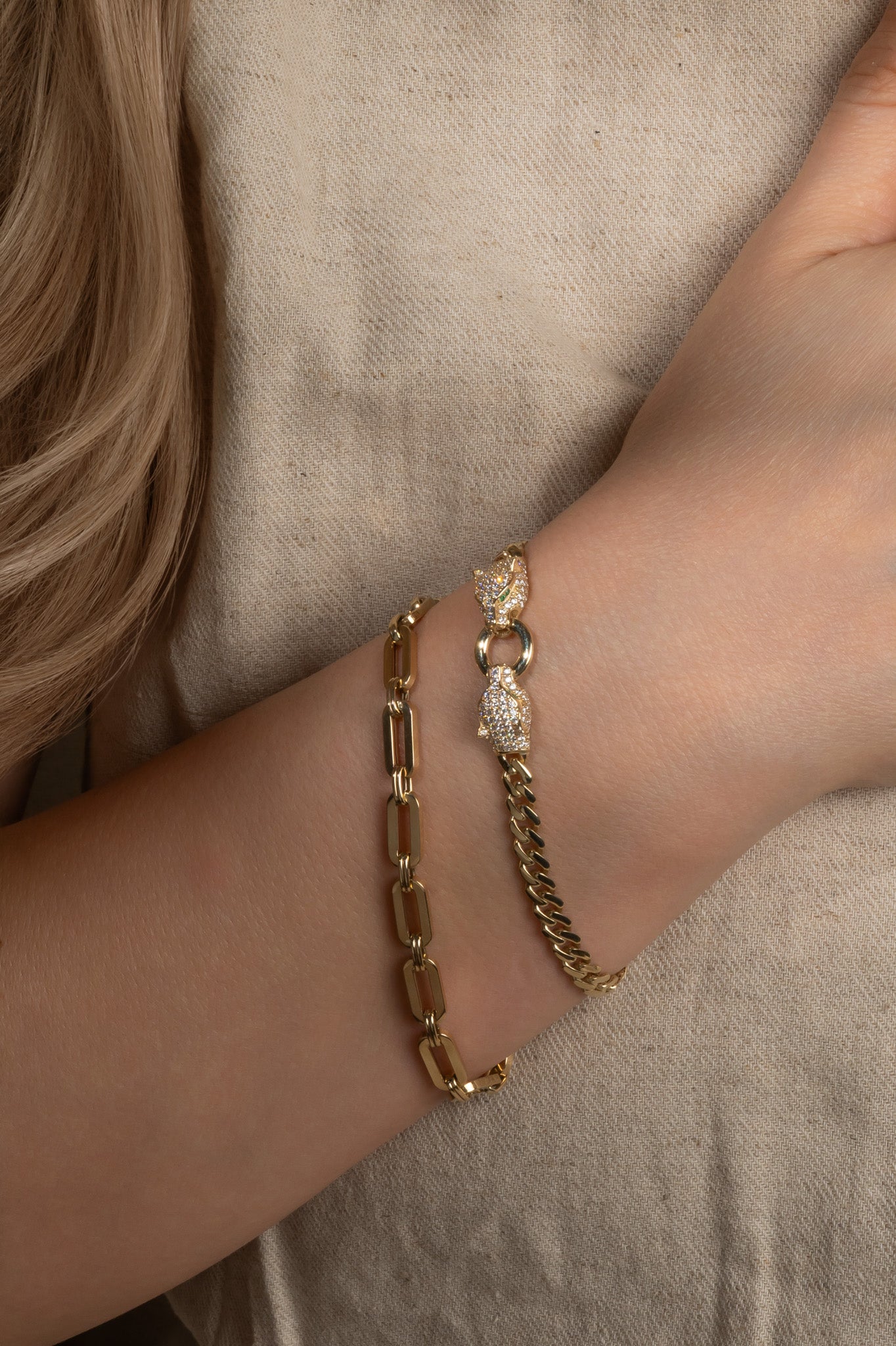 Pulsera en 10 kilates con eslabón rectangular y cuerda