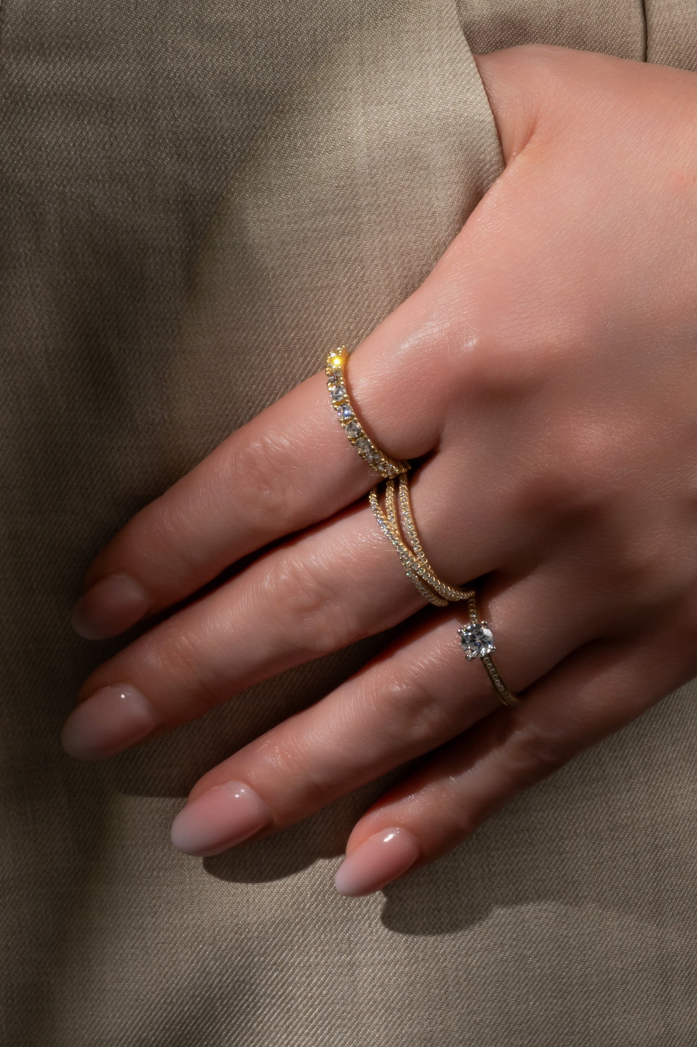 Anillo de compromiso en 10 kilates con media churumbela biselada y uñas en oro blanco