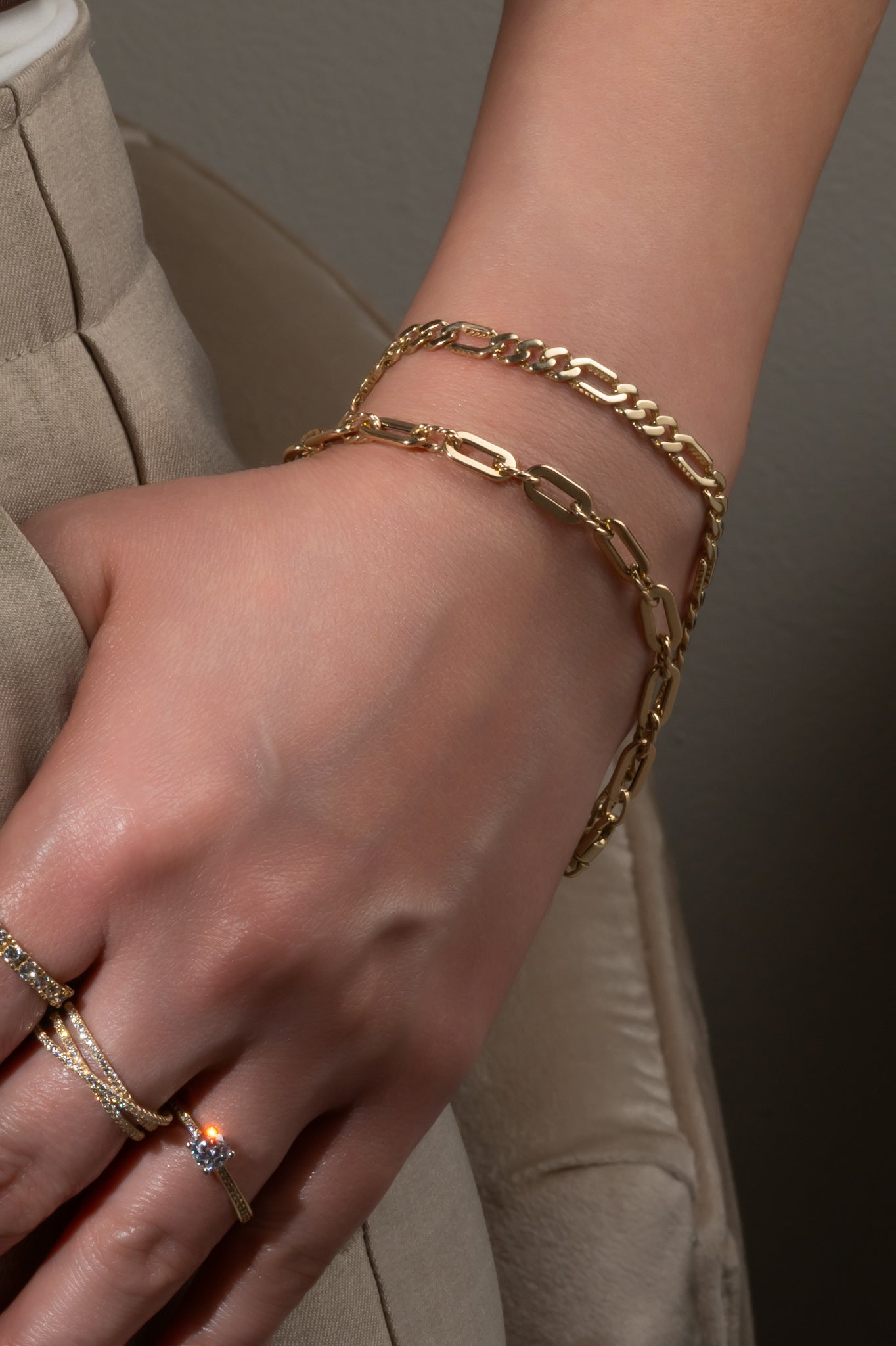 Pulsera en 10 kilates con eslabón ovalado liso y cuerda