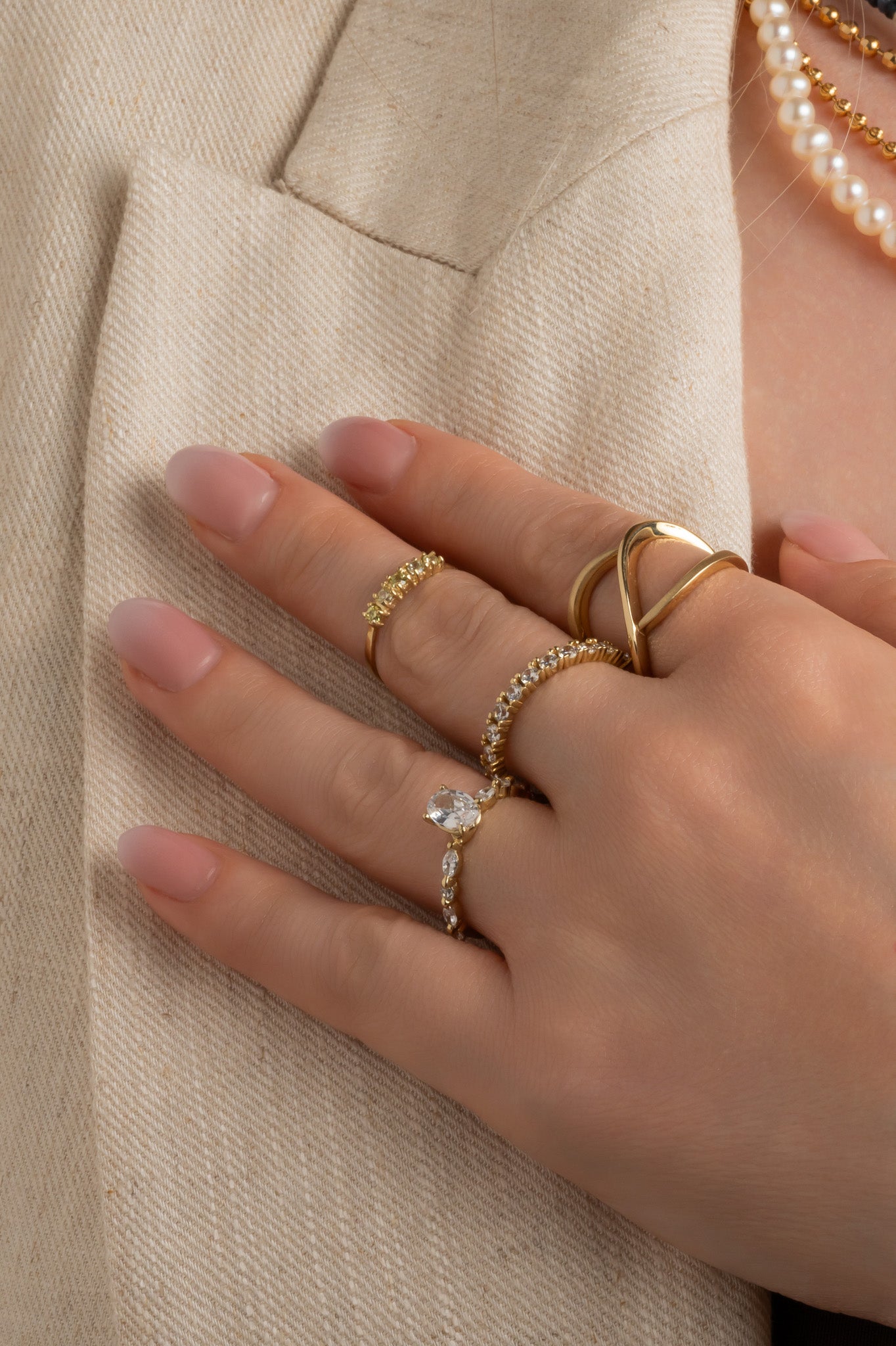 Anillo churumbela 10 kilates con zirconias.