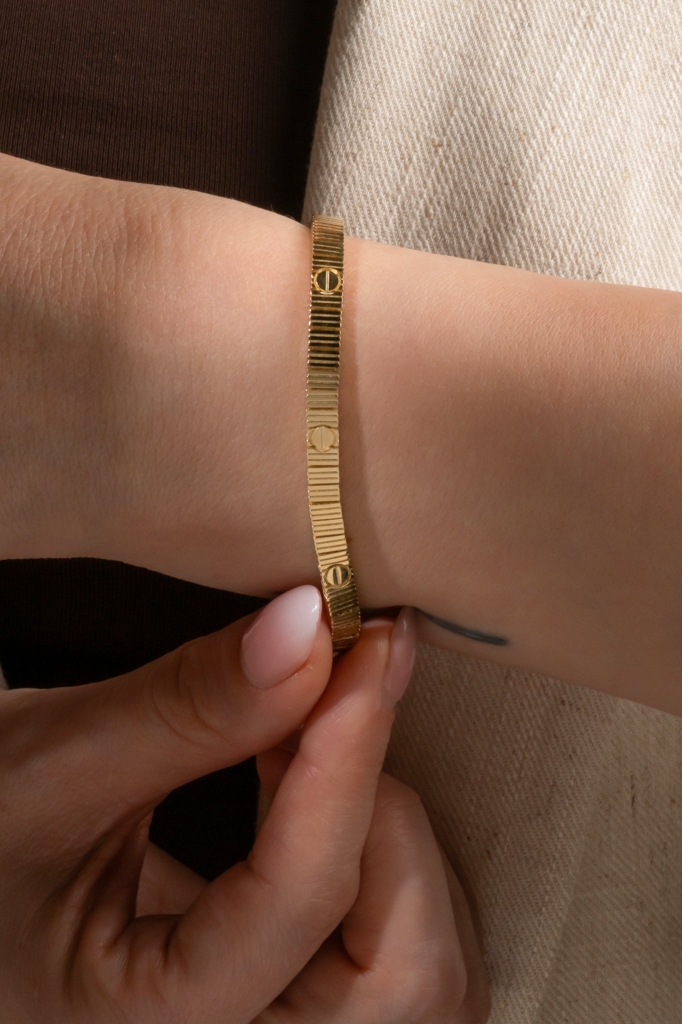 Pulsera en 14 kilates con rayas y marcas de tornillo