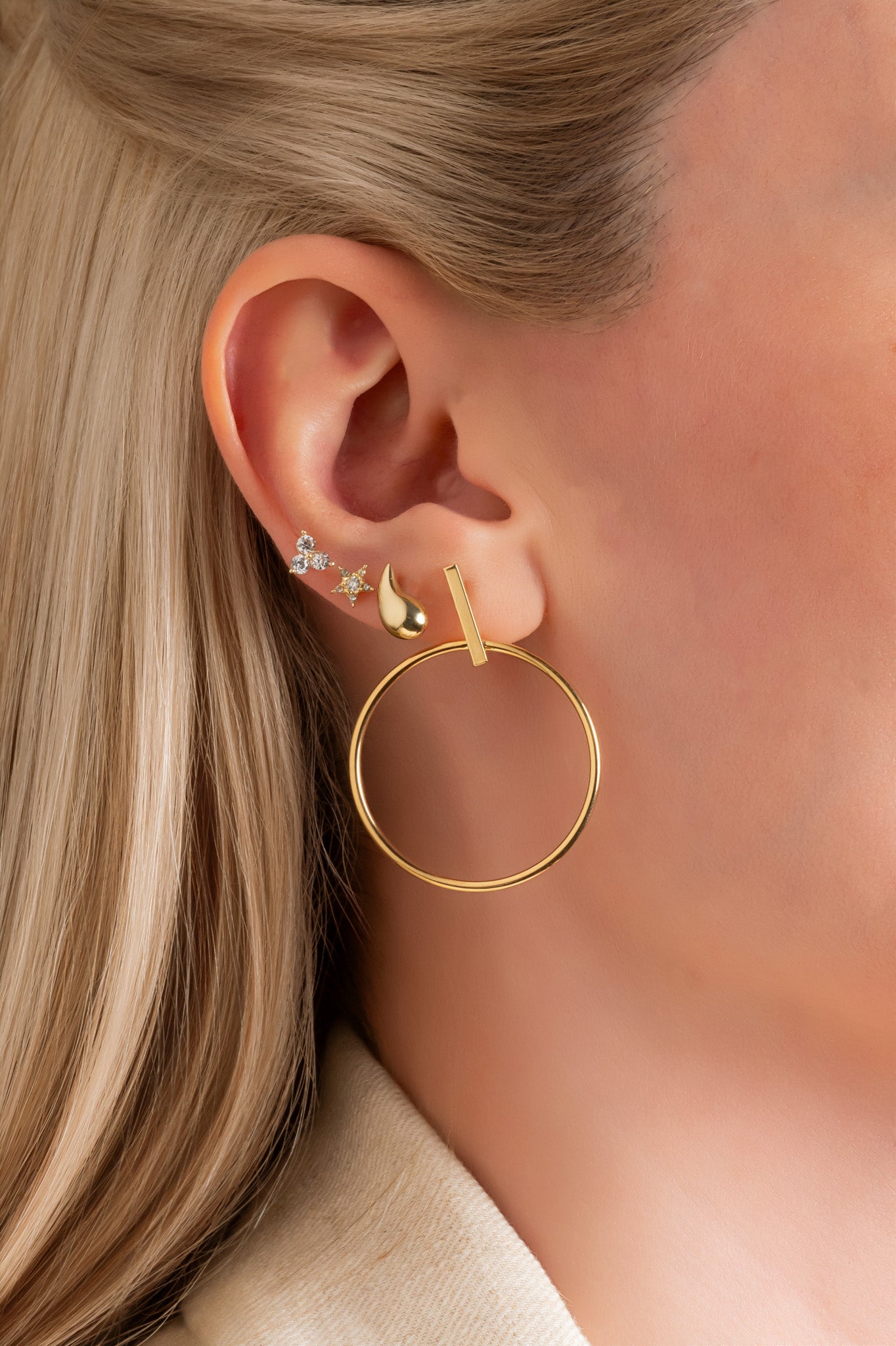 Arete en 10 kilates con aro y barra lisa