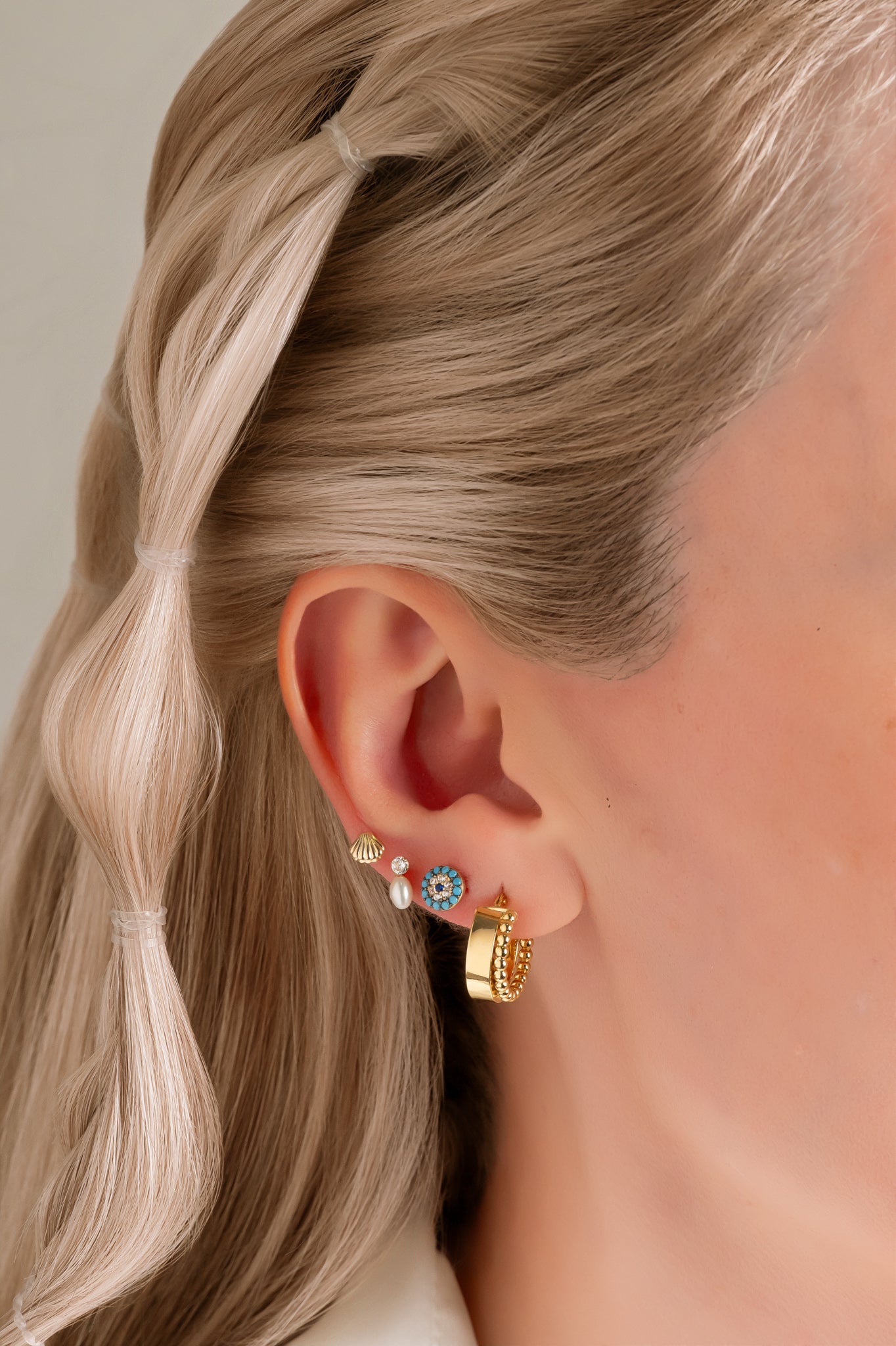 Arete en 10 kilates con ojo y zirconias azul cielo
