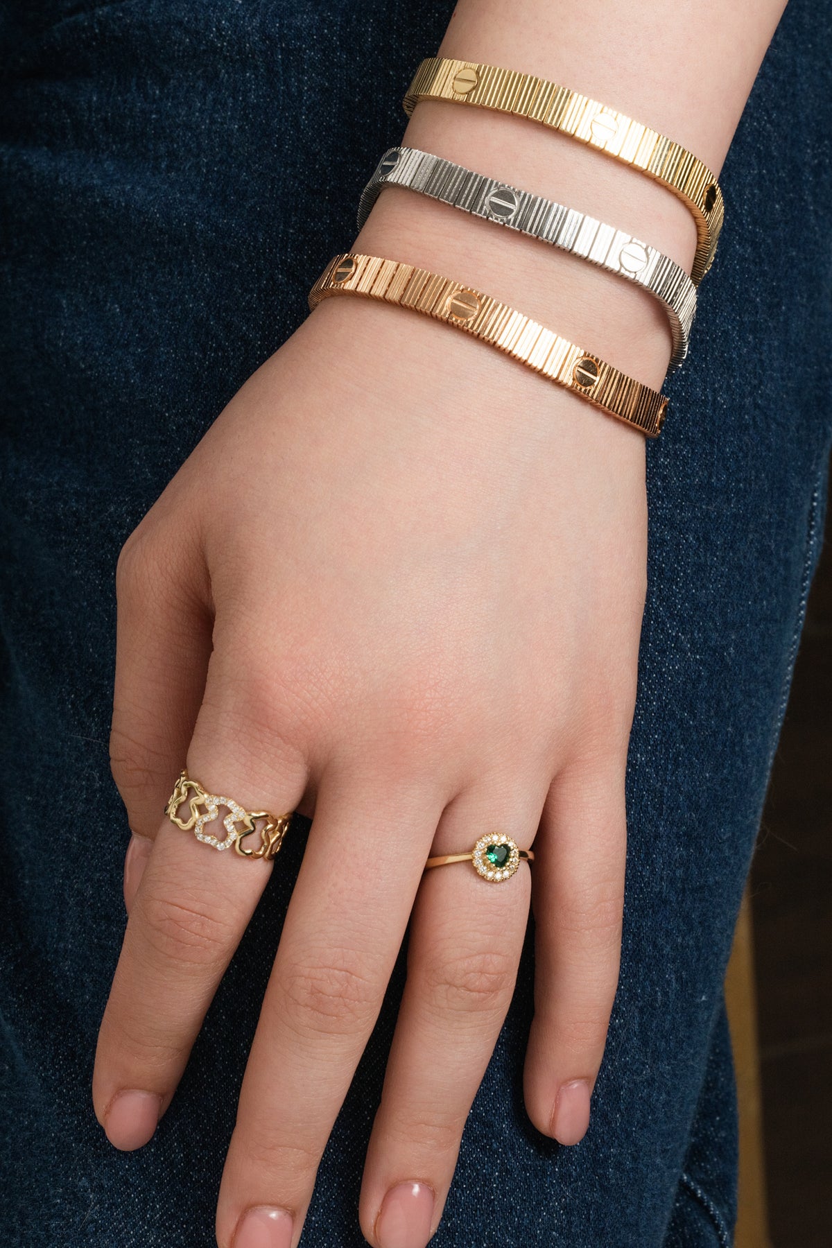 Anillo 10 kilates centro zirconia corazón verde y contorno de zirconias.
