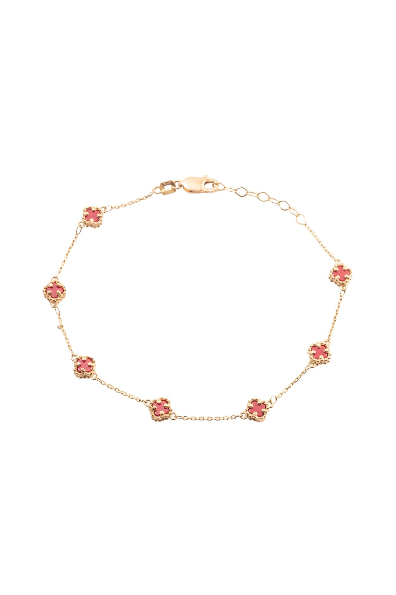 Pulsera 10 kilates con flores minis de cuatro pétalos rojos..png