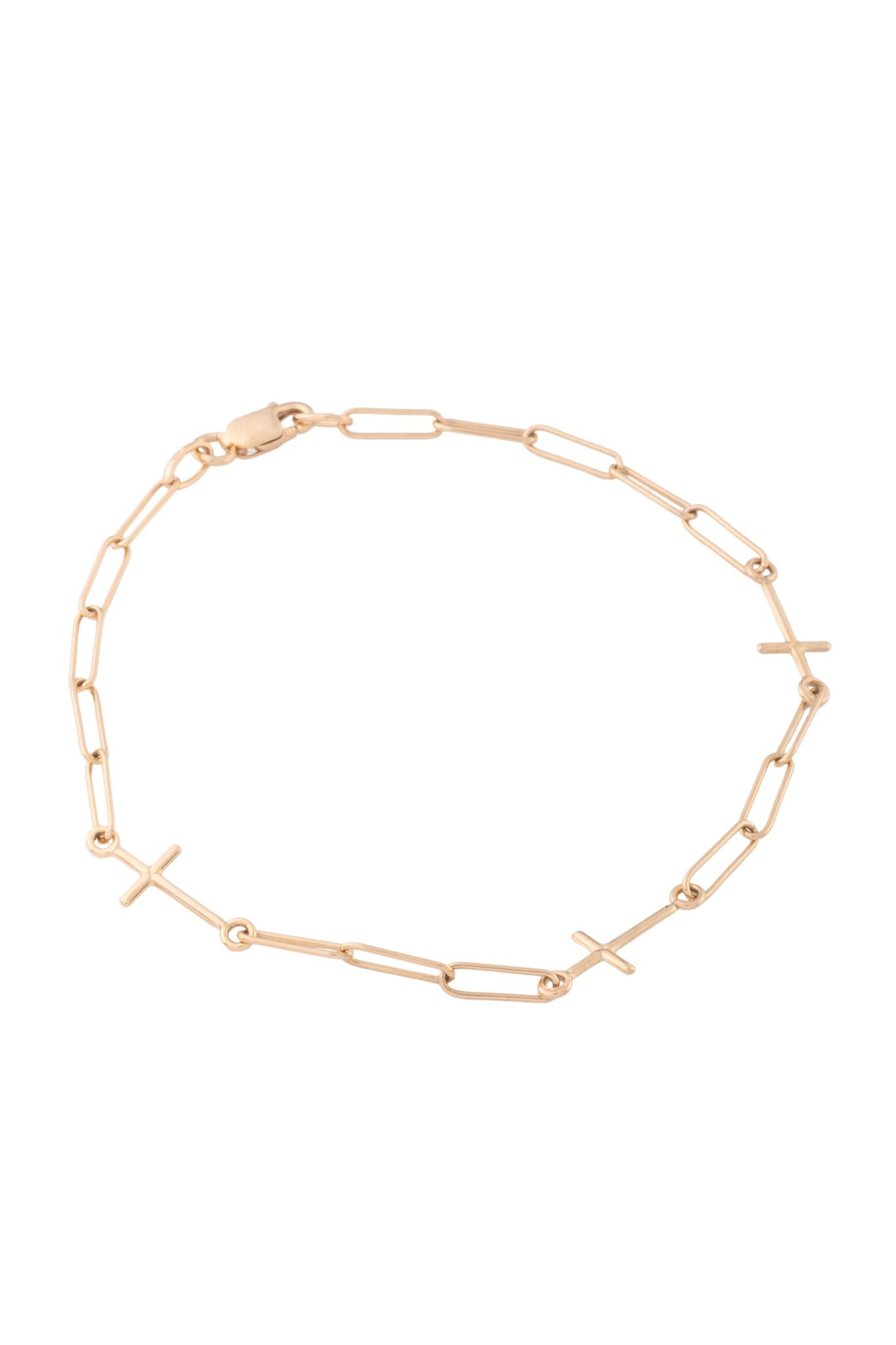 Pulsera de oro sólido en 10 kilates con eslabón ovalado ultra delgado y tres dijes de cruces lisas..png