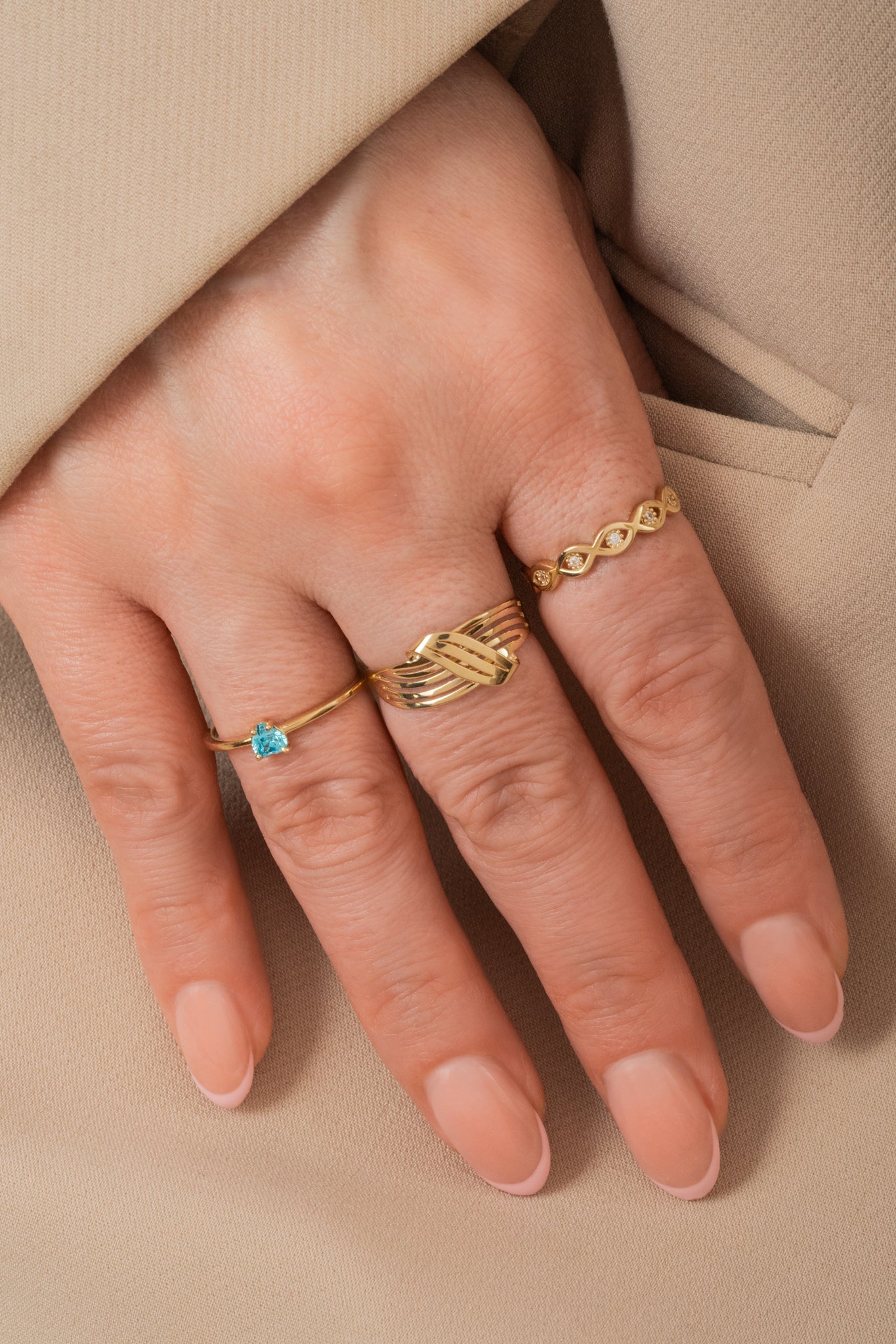Anillo de oro solido en 10 kilates con una forma de entrelazado liso y hueco