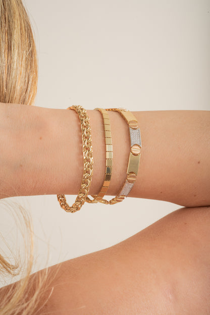 Pulsera de oro sólido en 10 kilates con dijes de cuadros lisos pegados.