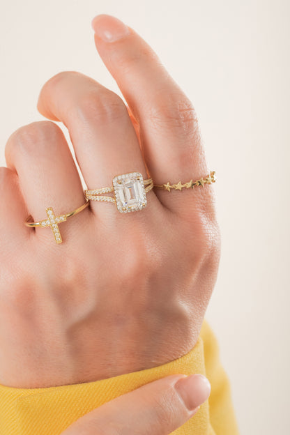 Anillo de oro solido en 10 kilates con estrellas lisas pequeñas en el centro
