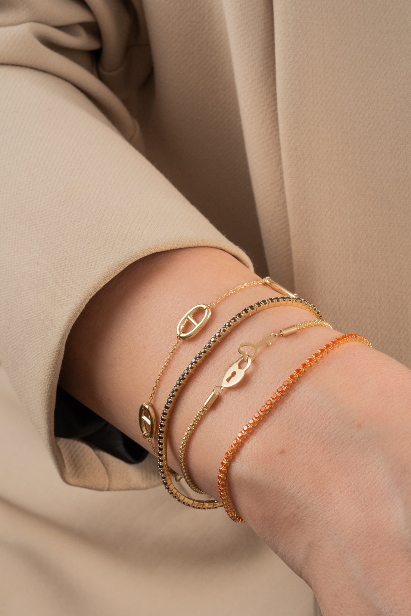 Pulsera de oro sólido en 10 kilates con tejido tenis zirconias naranjas.
