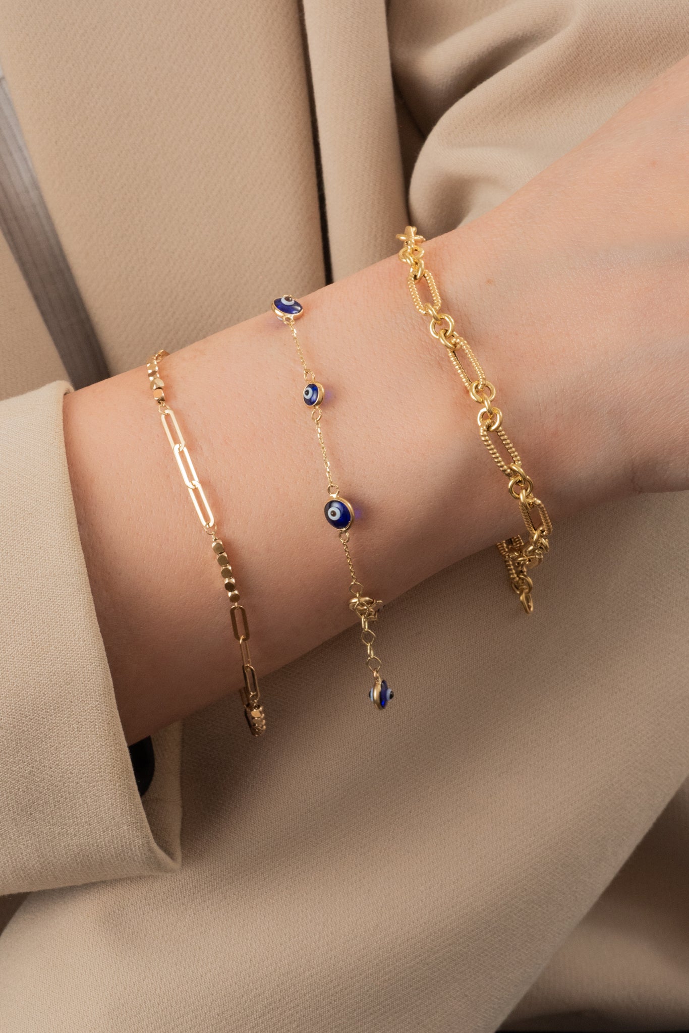 Pulsera de oro sólido en 10 kilates con dijes de ojos azules biselados