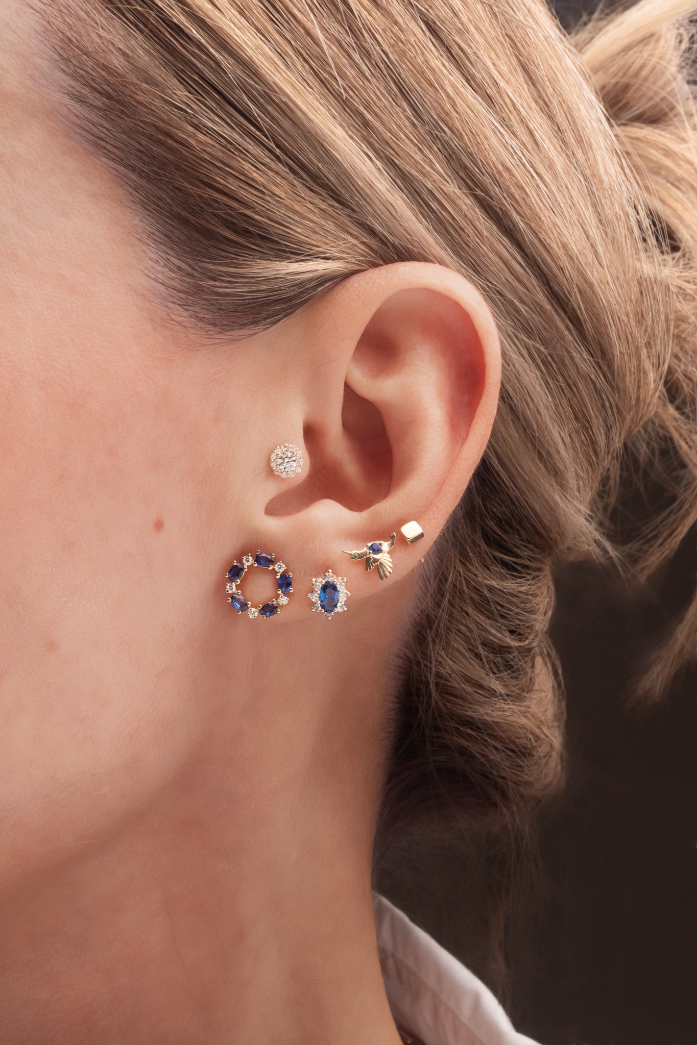 Arete de oro sólido en 14 kilates con circulo de zafiros ovalados y diamantes de 0.15 ct.