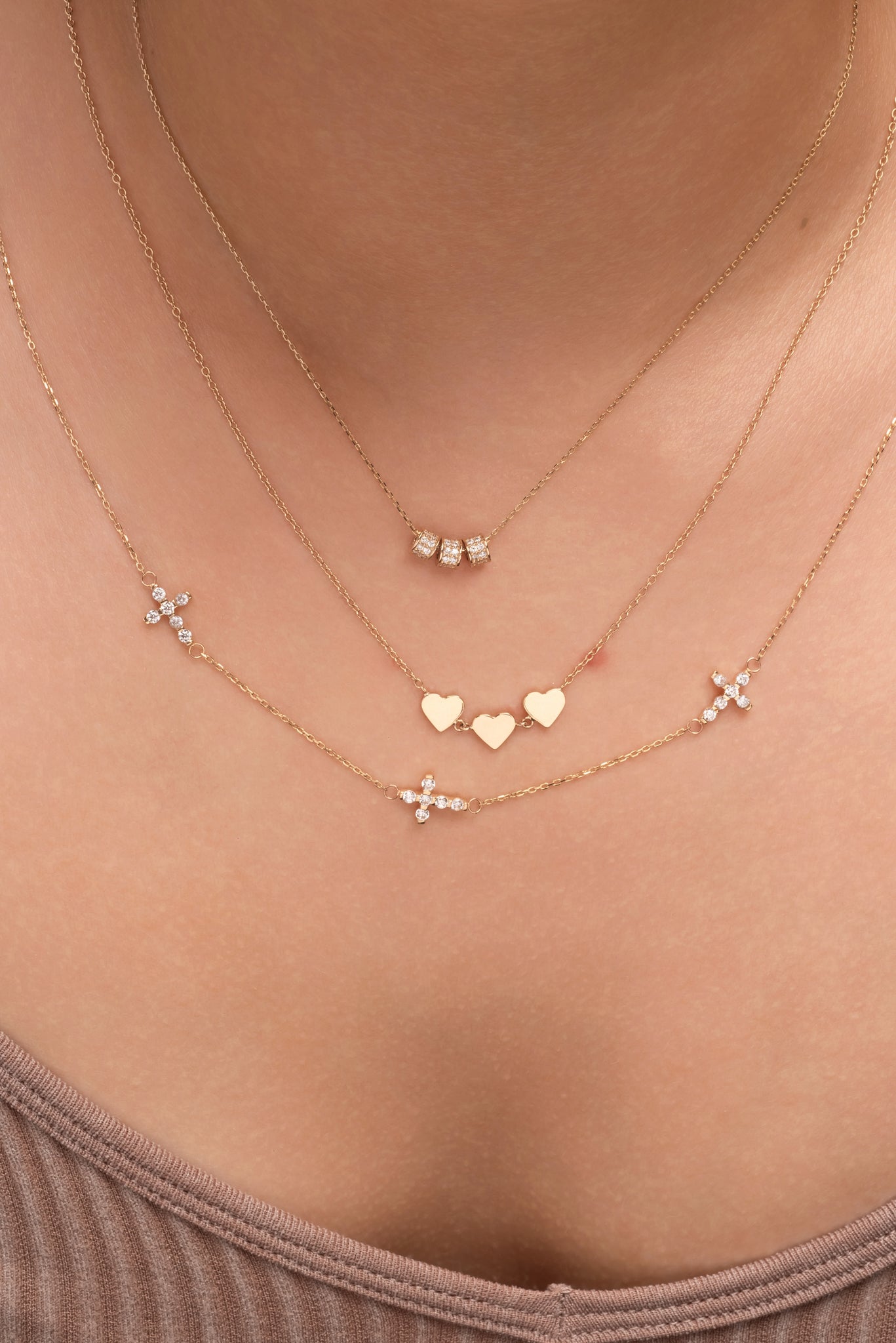 Gargantilla de oro sólido en 10 kilates contres barriles de zirconias blancas.