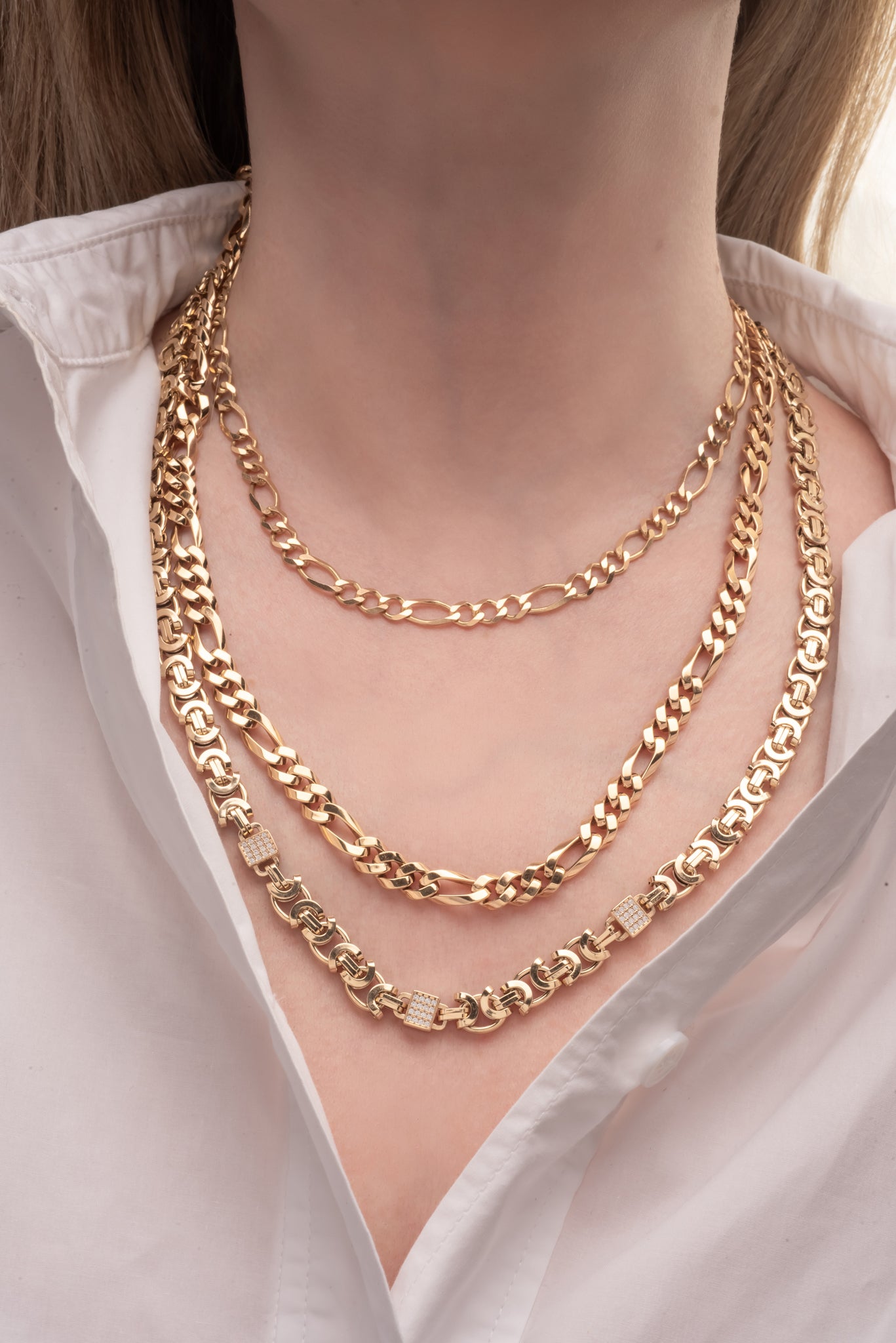 Cadena de oro sólido en 10 kilates con tejido gucci moderno y tres cuadros tupidos de zirconia.