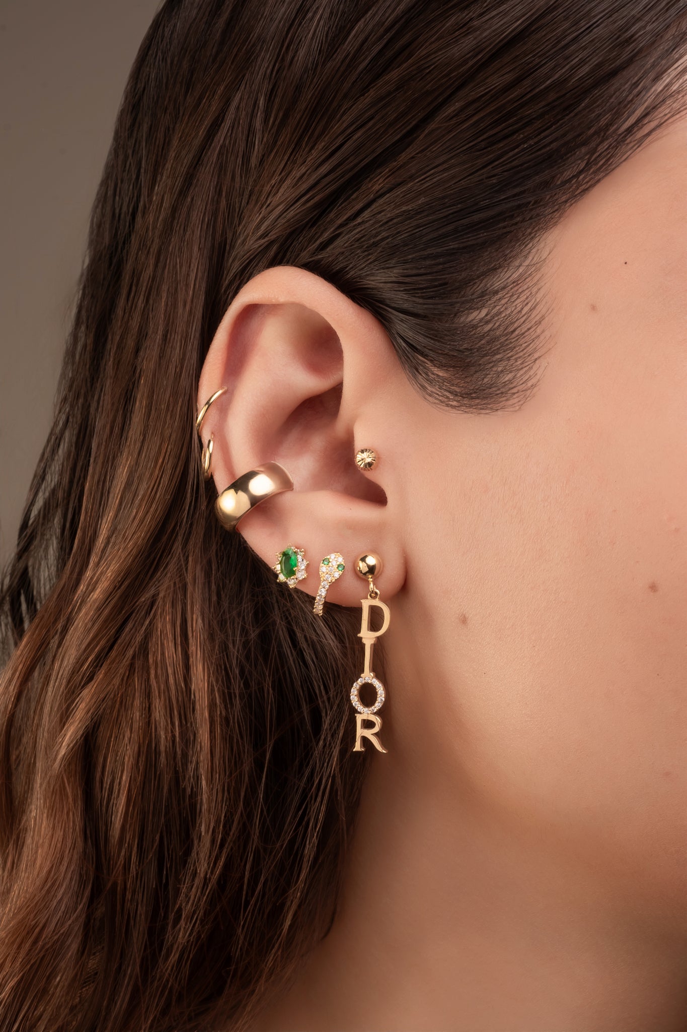 Arete en 14 kilates con colgante.