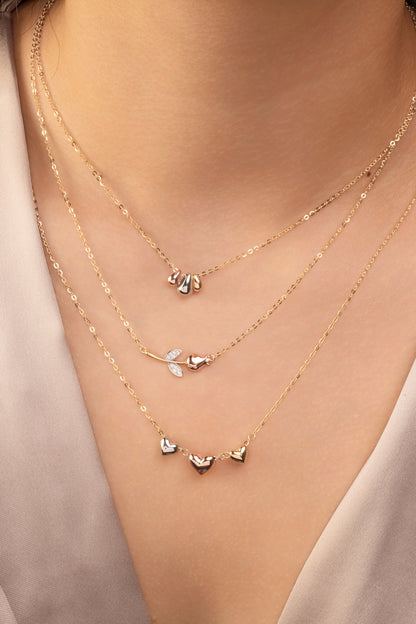 Gargantilla 10 kilates dije de rosa en oro rosa, hojas de zirconia y tallo oro amarillo