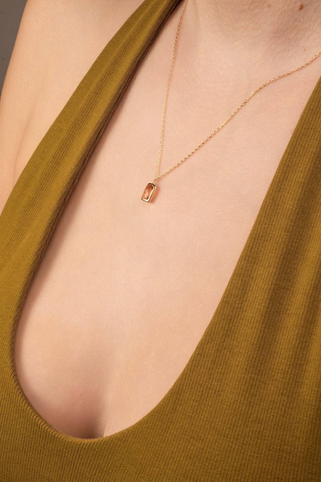 Gargantilla 10 kilates piedra amarilla y aretes piedra amarilla