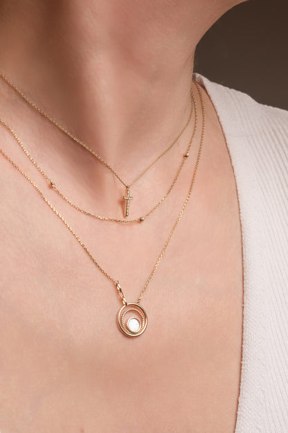 Gargantilla de oro sólido en 10 kilates con forma de cruz con zirconia mediana