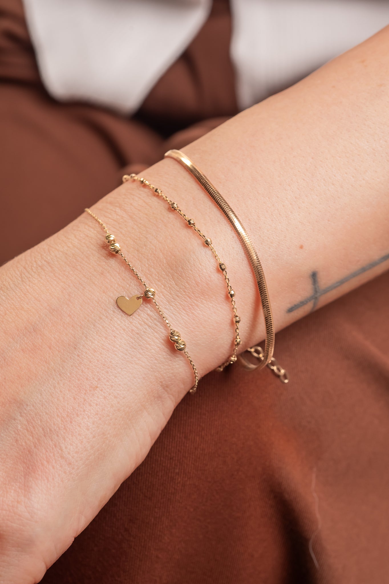 Pulsera de oro sólido en 10 kilates con bolitas chicas en estilo diamantado y al finalizar un corazón