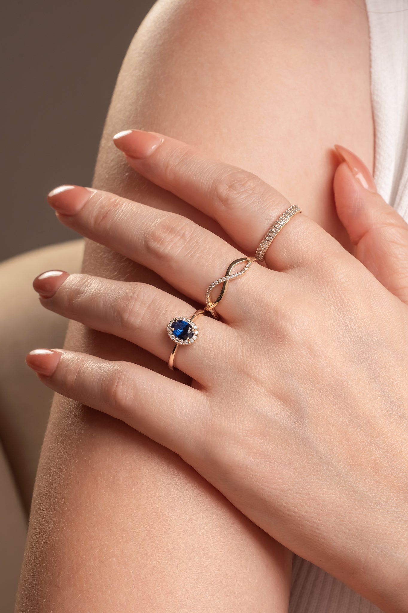 Anillo churumbela de oro sólido en 14 kilates con zirconias minis completa.