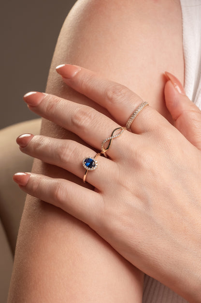 Anillo churumbela de oro sólido en 14 kilates con zirconias minis completa.