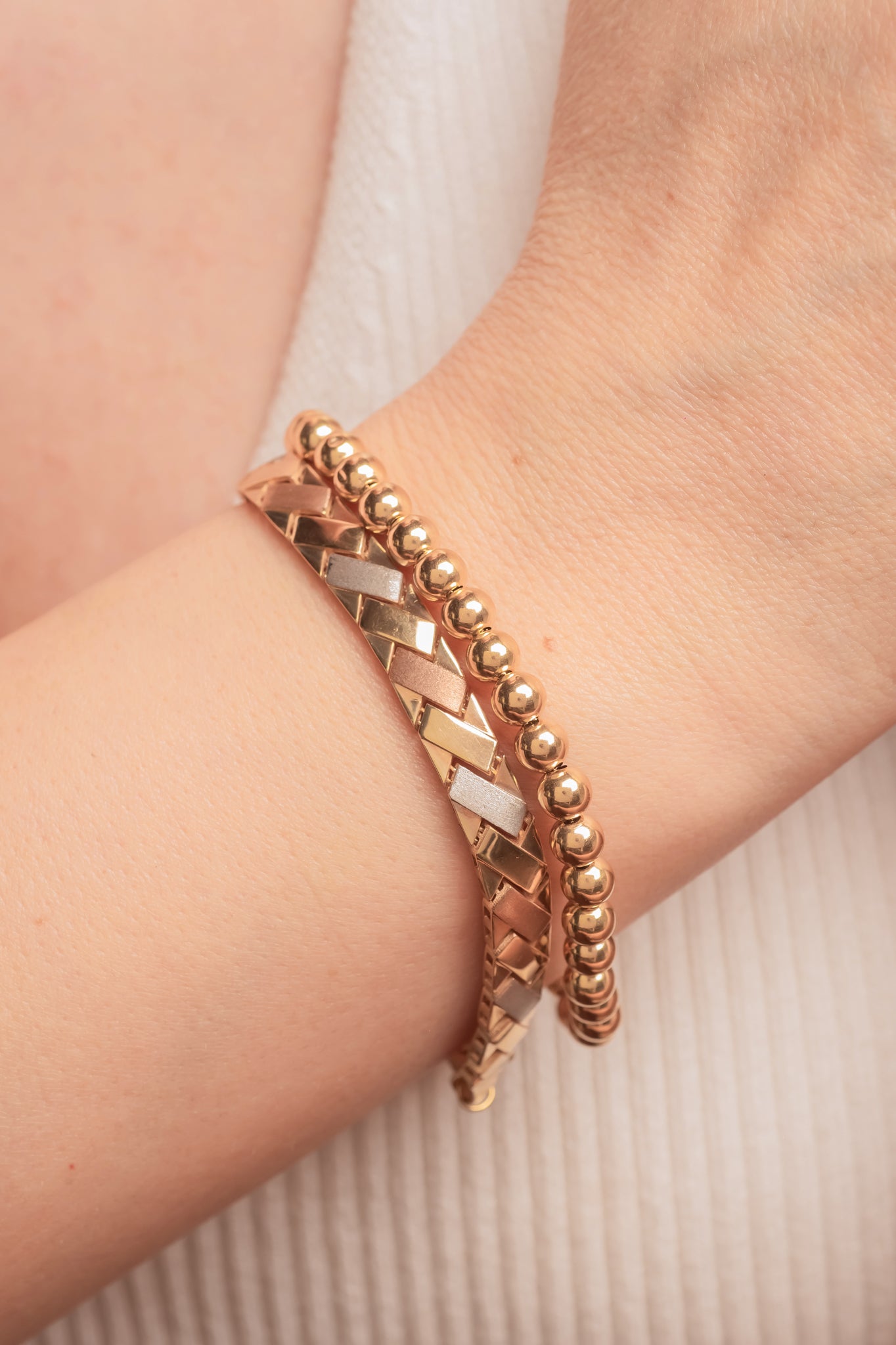 Pulsera de oro sólido en 14 kilates con bolitas lisas pegadas grandes.